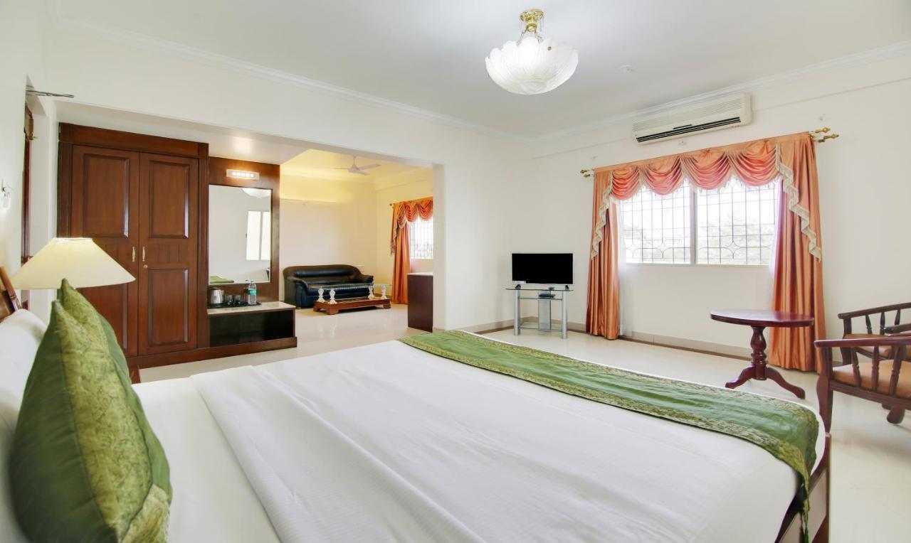 Treebo Trend President Suites Bangalore Buitenkant foto